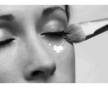 长沙白癜风女性患处化妆会有什么伤害？